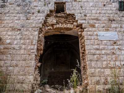 Decidiamo di visitare gli interni oltrepassando l'ingresso occidentale, quello che immette nella cappella gentilizia